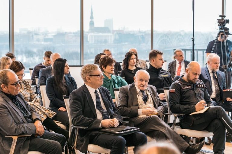 diskusijas_un_darbi_turpinas